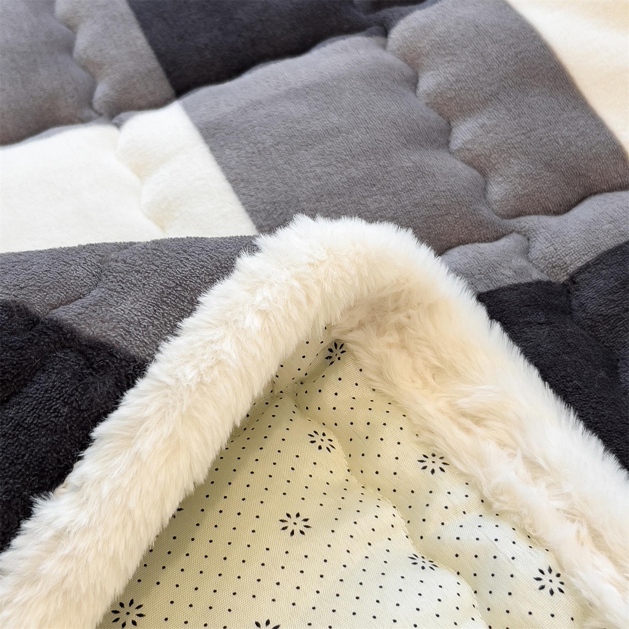 91家纺网 家纺一手货源 找家纺 迪梦思家纺 2025新款A类牛奶绒无印风格子床褥床护垫学生床垫--大床图 平铺款-灰简格