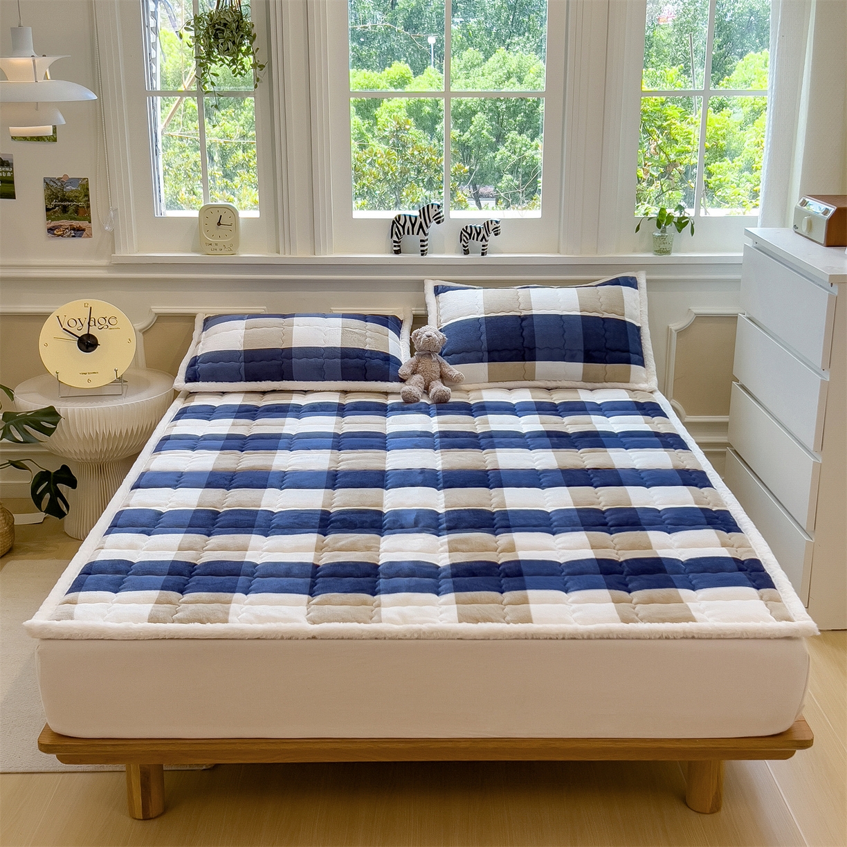 91家纺网 家纺一手货源 找家纺 迪梦思家纺 2025新款A类牛奶绒无印风格子床褥床护垫学生床垫--大床图 平铺款-蓝简格