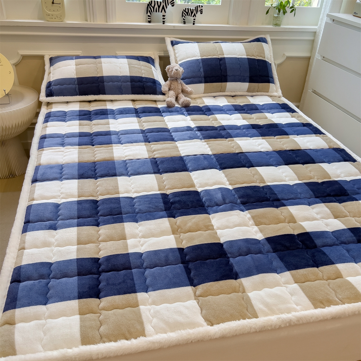 91家纺网 家纺一手货源 找家纺 迪梦思家纺 2025新款A类牛奶绒无印风格子床褥床护垫学生床垫--大床图 平铺款-蓝简格