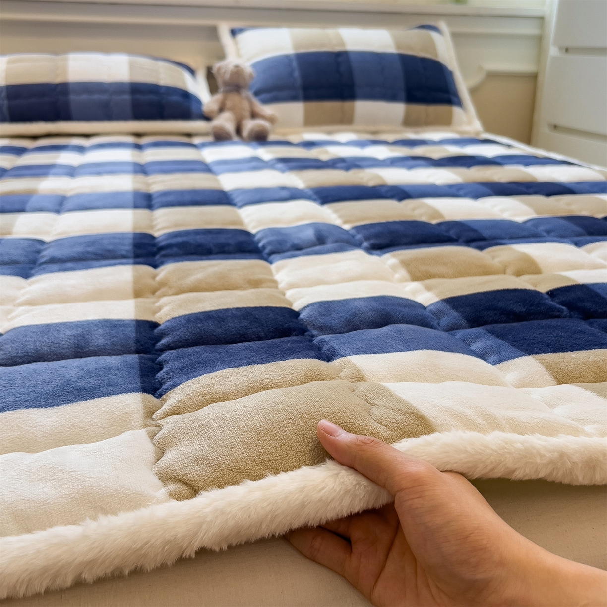 91家纺网 家纺一手货源 找家纺 迪梦思家纺 2025新款A类牛奶绒无印风格子床褥床护垫学生床垫--大床图 平铺款-蓝简格