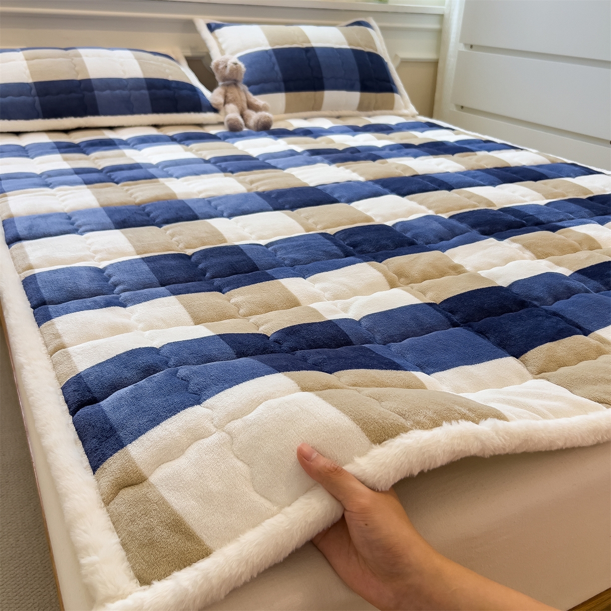 91家纺网 家纺一手货源 找家纺 迪梦思家纺 2025新款A类牛奶绒无印风格子床褥床护垫学生床垫--大床图 平铺款-蓝简格