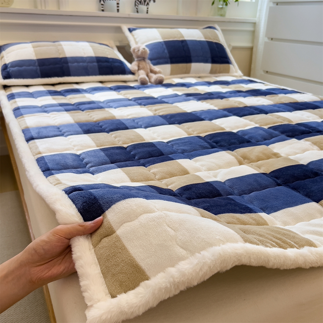 91家纺网 家纺一手货源 找家纺 迪梦思家纺 2025新款A类牛奶绒无印风格子床褥床护垫学生床垫--大床图 平铺款-蓝简格