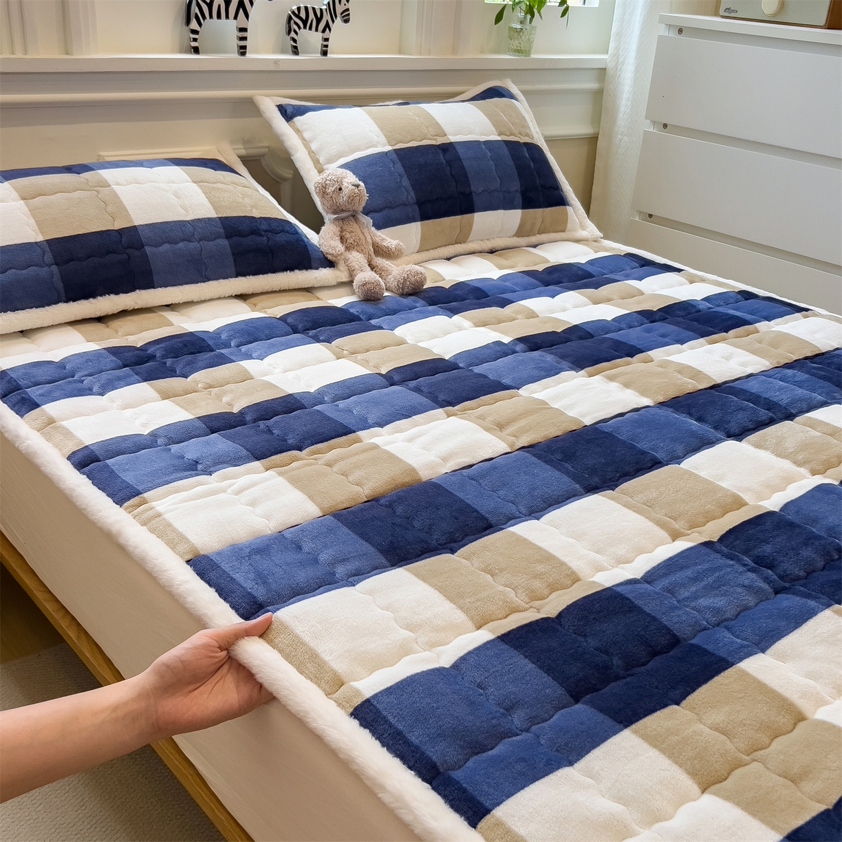 91家纺网 家纺一手货源 找家纺 迪梦思家纺 2025新款A类牛奶绒无印风格子床褥床护垫学生床垫--大床图 平铺款-蓝简格