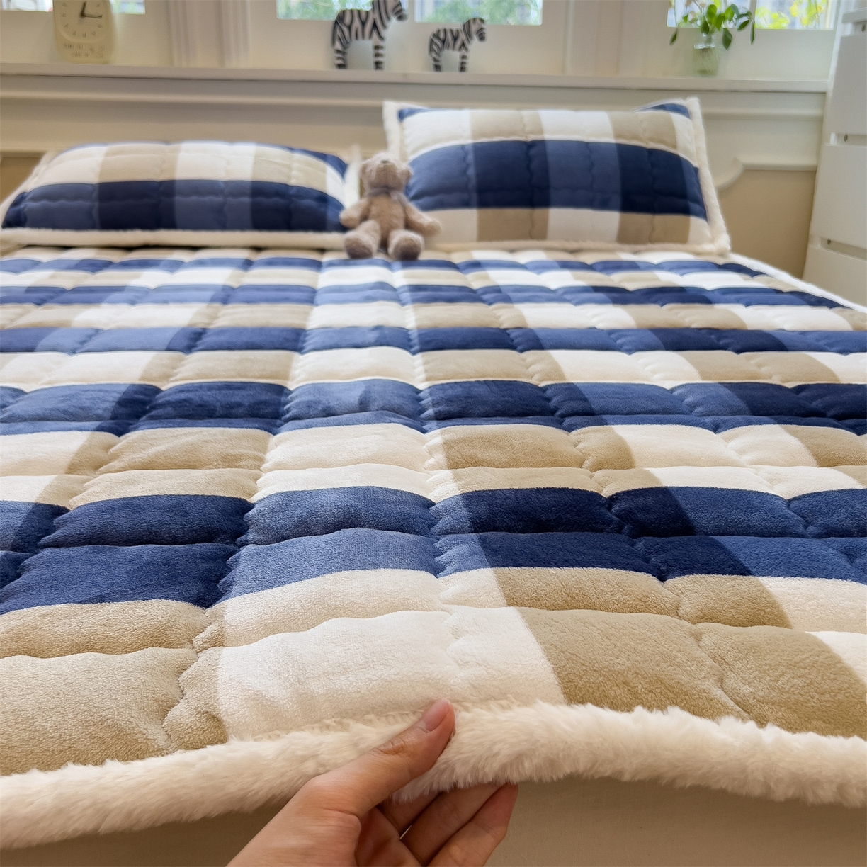 91家纺网 家纺一手货源 找家纺 迪梦思家纺 2025新款A类牛奶绒无印风格子床褥床护垫学生床垫--大床图 平铺款-蓝简格