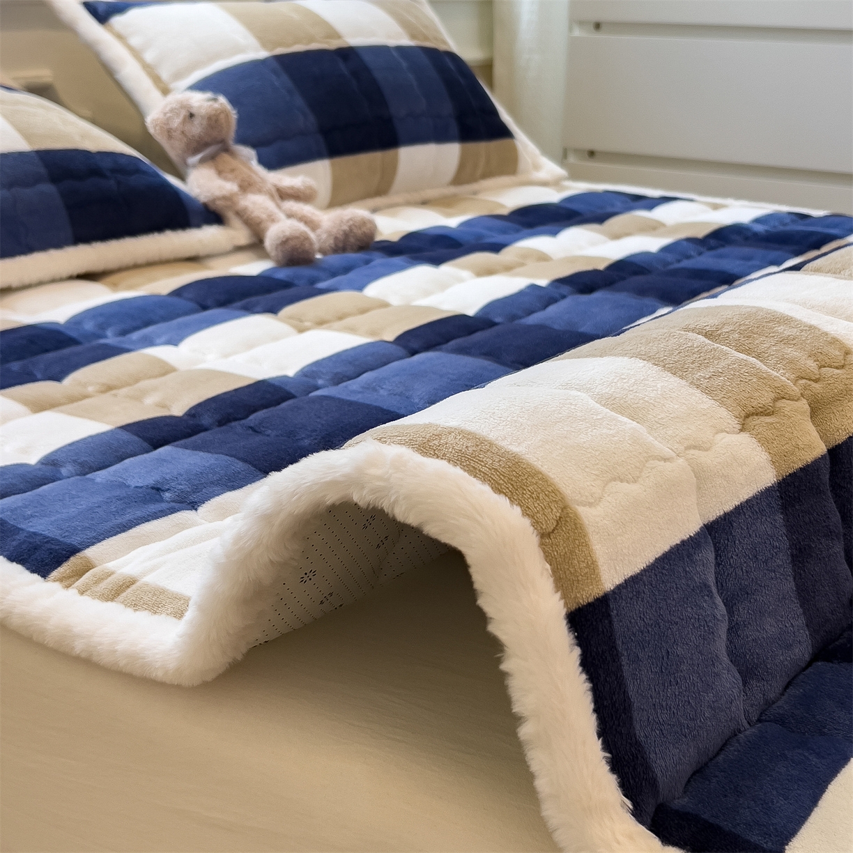 91家纺网 家纺一手货源 找家纺 迪梦思家纺 2025新款A类牛奶绒无印风格子床褥床护垫学生床垫--大床图 平铺款-蓝简格