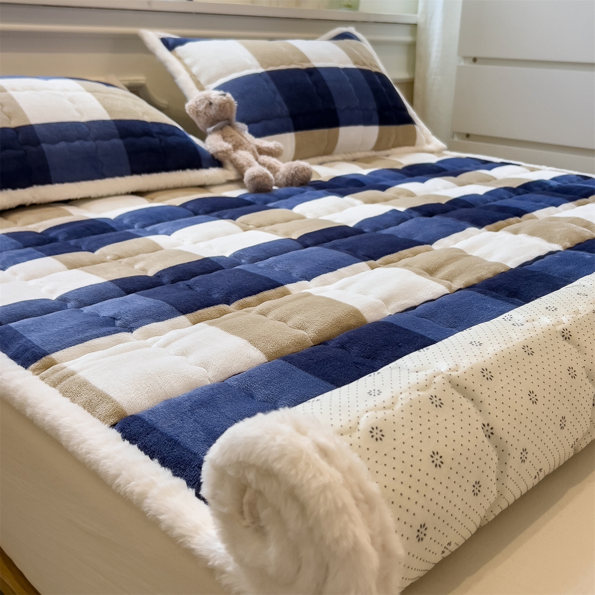 91家纺网 家纺一手货源 找家纺 迪梦思家纺 2025新款A类牛奶绒无印风格子床褥床护垫学生床垫--大床图 平铺款-蓝简格