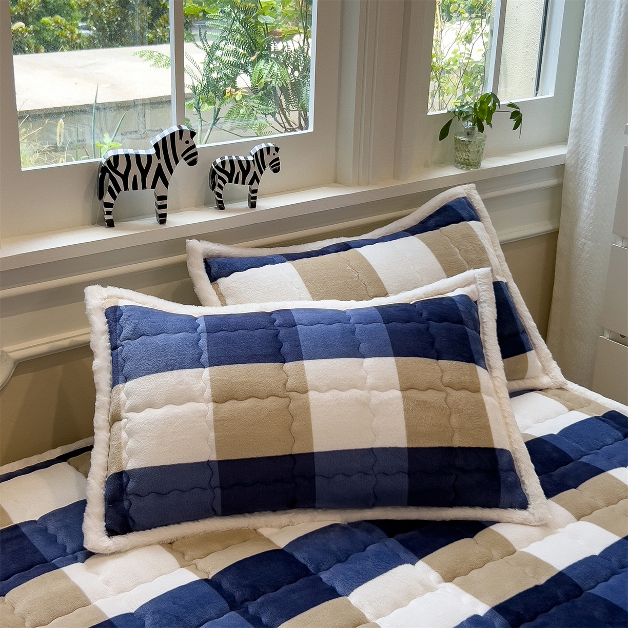 91家纺网 家纺一手货源 找家纺 迪梦思家纺 2025新款A类牛奶绒无印风格子床褥床护垫学生床垫--大床图 平铺款-蓝简格