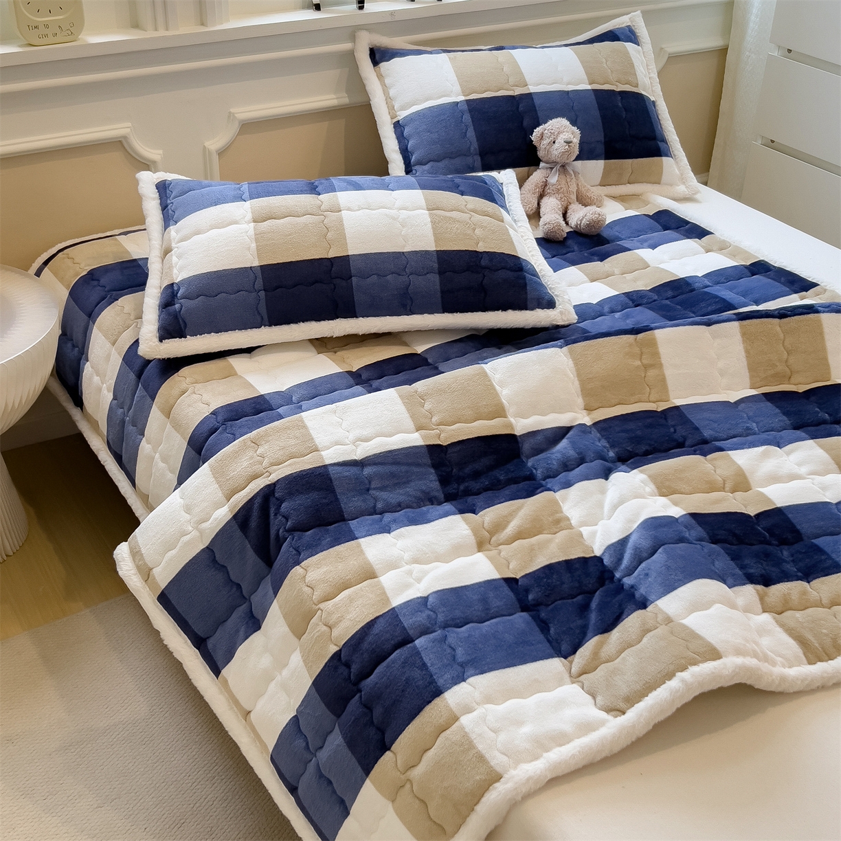 91家纺网 家纺一手货源 找家纺 迪梦思家纺 2025新款A类牛奶绒无印风格子床褥床护垫学生床垫--大床图 平铺款-蓝简格