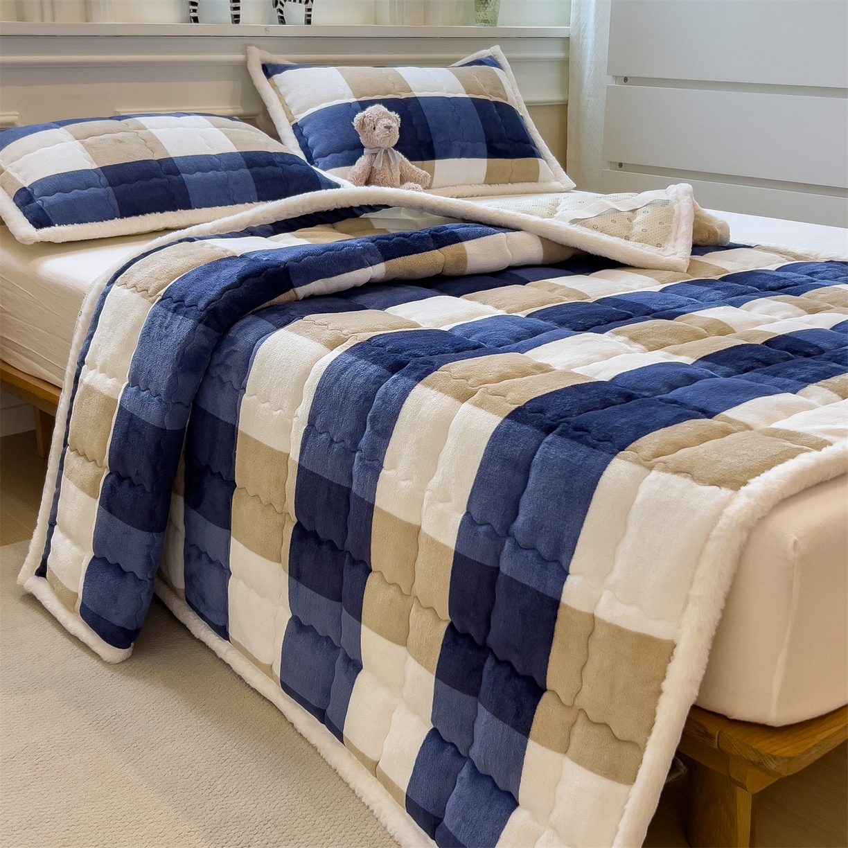 91家纺网 家纺一手货源 找家纺 迪梦思家纺 2025新款A类牛奶绒无印风格子床褥床护垫学生床垫--大床图 平铺款-蓝简格