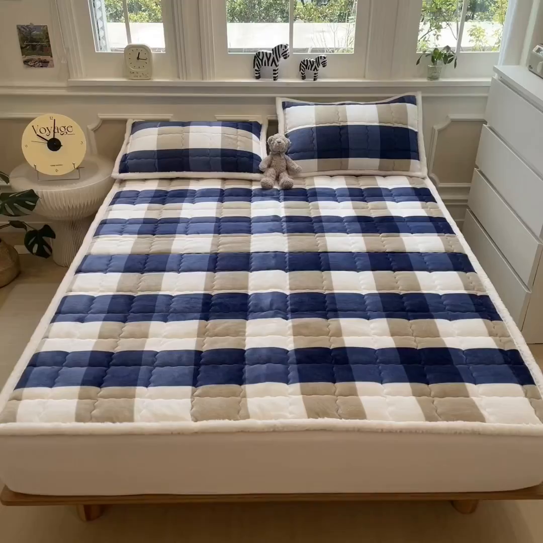 91家纺网 家纺一手货源 找家纺 迪梦思家纺 2025新款A类牛奶绒无印风格子床褥床护垫学生床垫--大床图 平铺款-蓝简格
