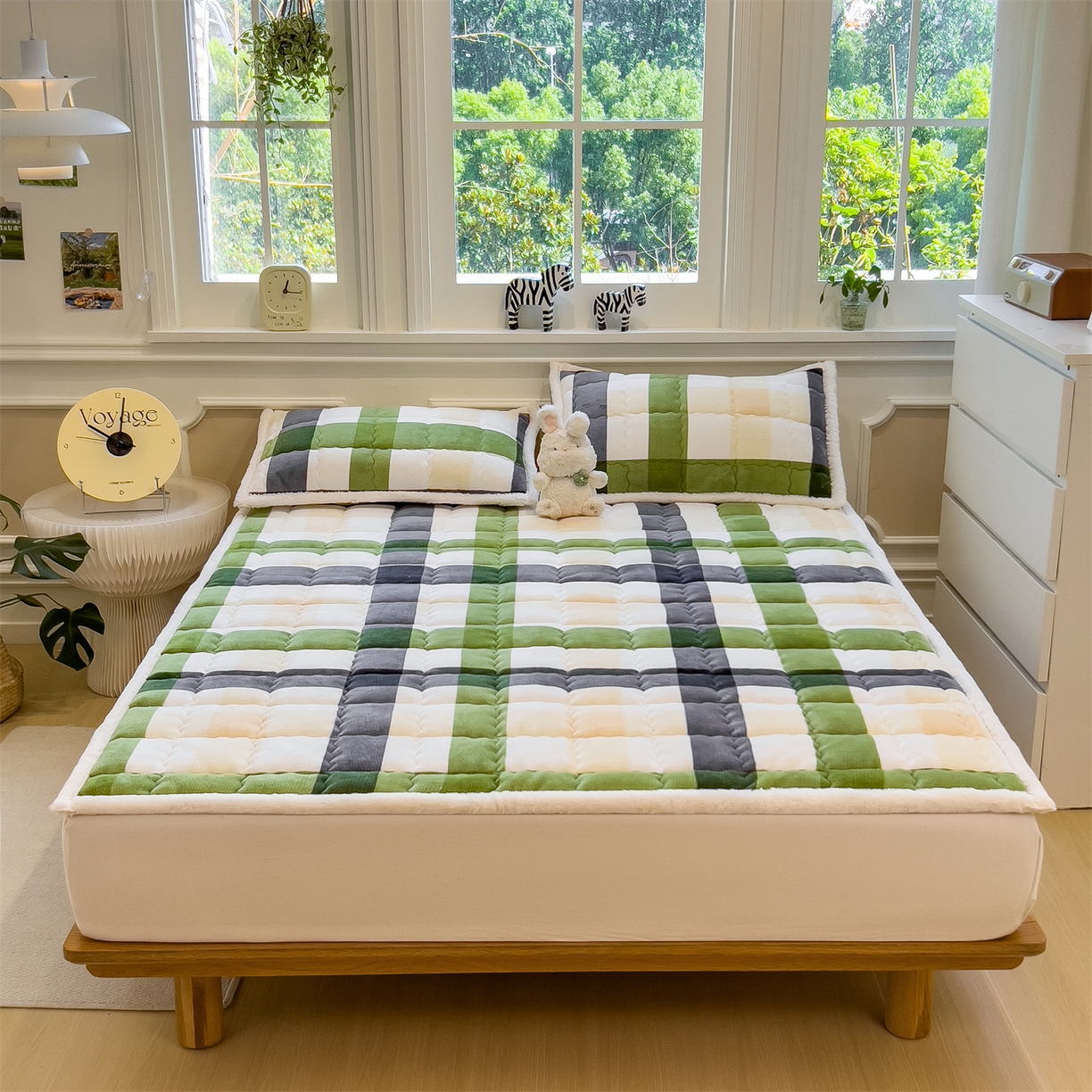 91家纺网 家纺一手货源 找家纺 迪梦思家纺 2025新款A类牛奶绒无印风格子床褥床护垫学生床垫--大床图 平铺款-森系格