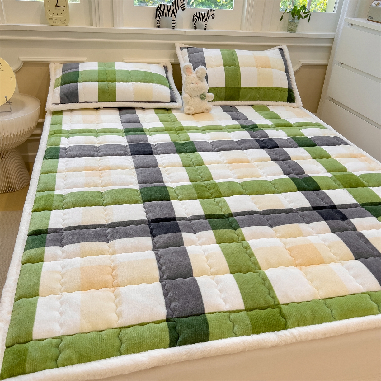 91家纺网 家纺一手货源 找家纺 迪梦思家纺 2025新款A类牛奶绒无印风格子床褥床护垫学生床垫--大床图 平铺款-森系格