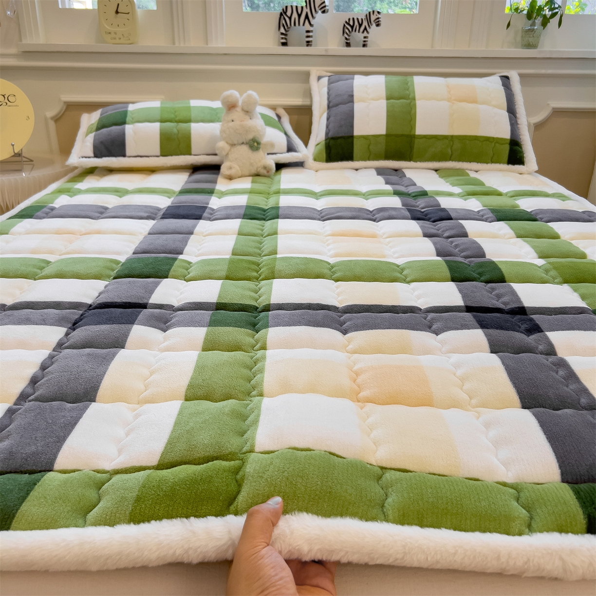 91家纺网 家纺一手货源 找家纺 迪梦思家纺 2025新款A类牛奶绒无印风格子床褥床护垫学生床垫--大床图 平铺款-森系格