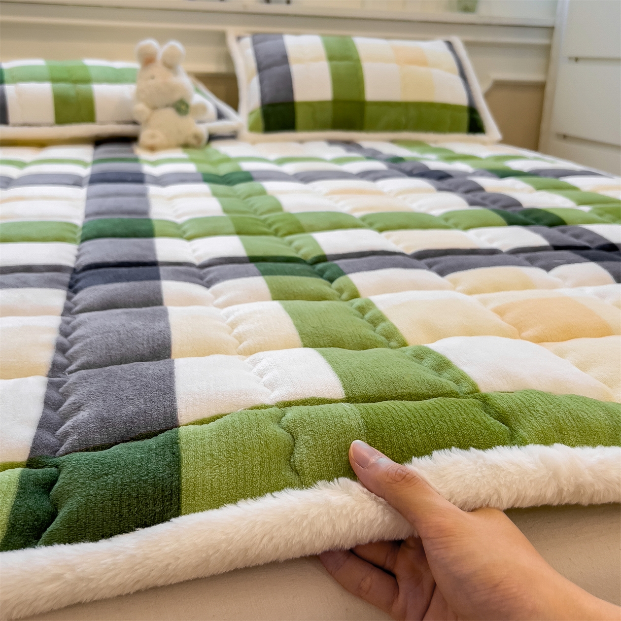 91家纺网 家纺一手货源 找家纺 迪梦思家纺 2025新款A类牛奶绒无印风格子床褥床护垫学生床垫--大床图 平铺款-森系格