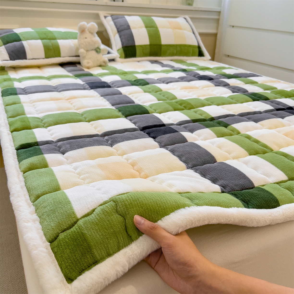 91家纺网 家纺一手货源 找家纺 迪梦思家纺 2025新款A类牛奶绒无印风格子床褥床护垫学生床垫--大床图 平铺款-森系格