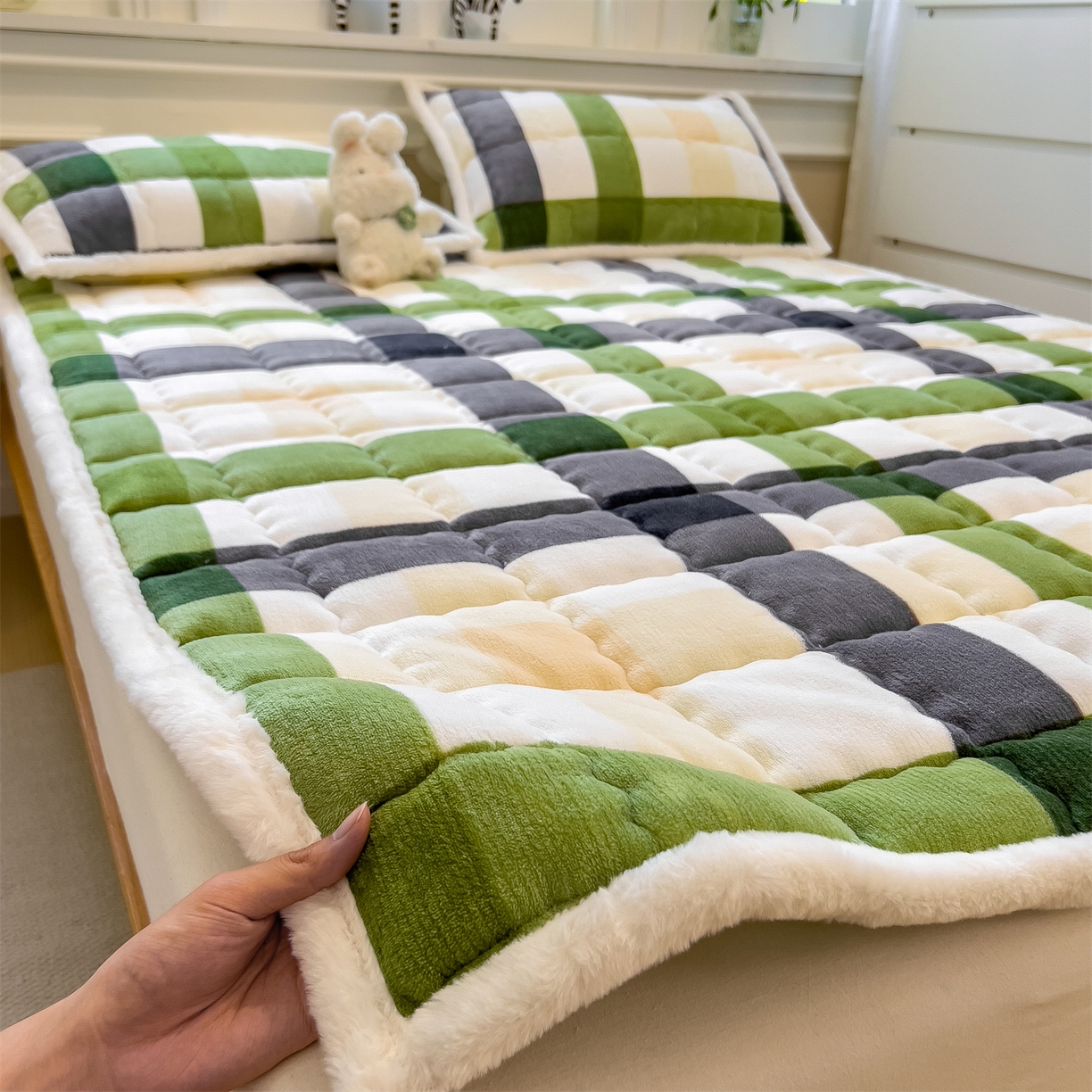 91家纺网 家纺一手货源 找家纺 迪梦思家纺 2025新款A类牛奶绒无印风格子床褥床护垫学生床垫--大床图 平铺款-森系格