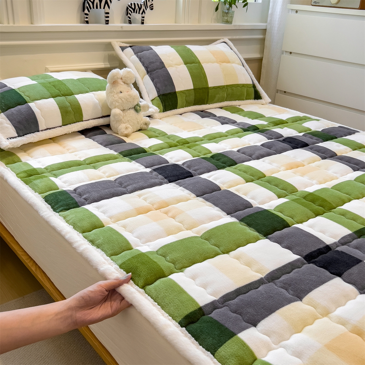 91家纺网 家纺一手货源 找家纺 迪梦思家纺 2025新款A类牛奶绒无印风格子床褥床护垫学生床垫--大床图 平铺款-森系格