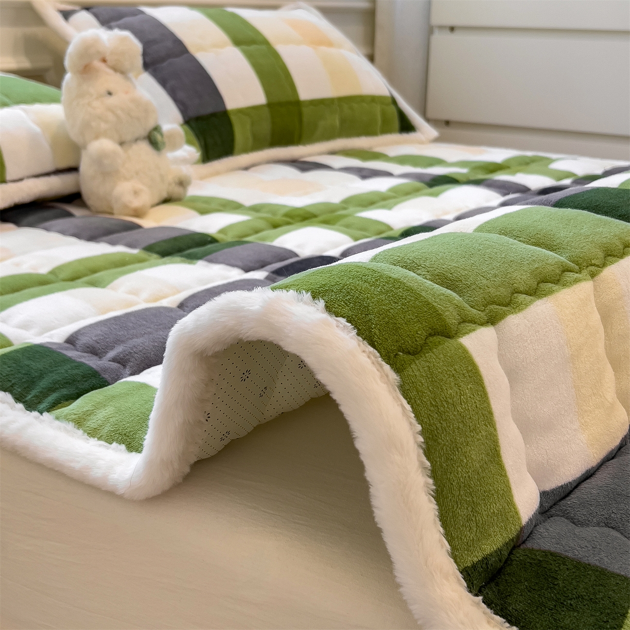 91家纺网 家纺一手货源 找家纺 迪梦思家纺 2025新款A类牛奶绒无印风格子床褥床护垫学生床垫--大床图 平铺款-森系格