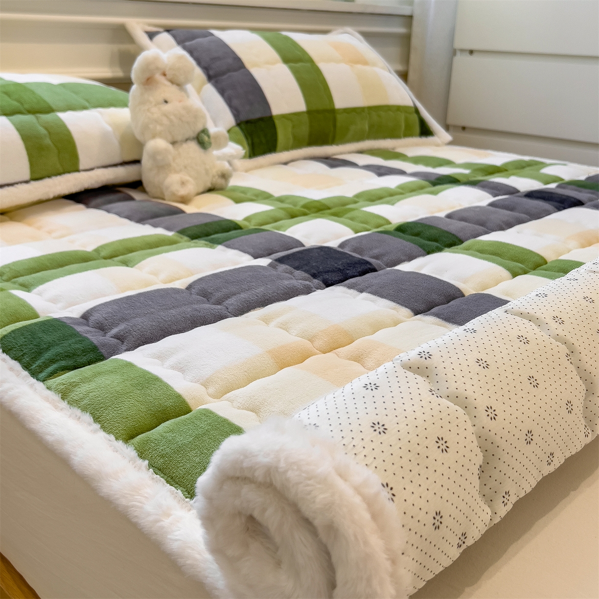 91家纺网 家纺一手货源 找家纺 迪梦思家纺 2025新款A类牛奶绒无印风格子床褥床护垫学生床垫--大床图 平铺款-森系格