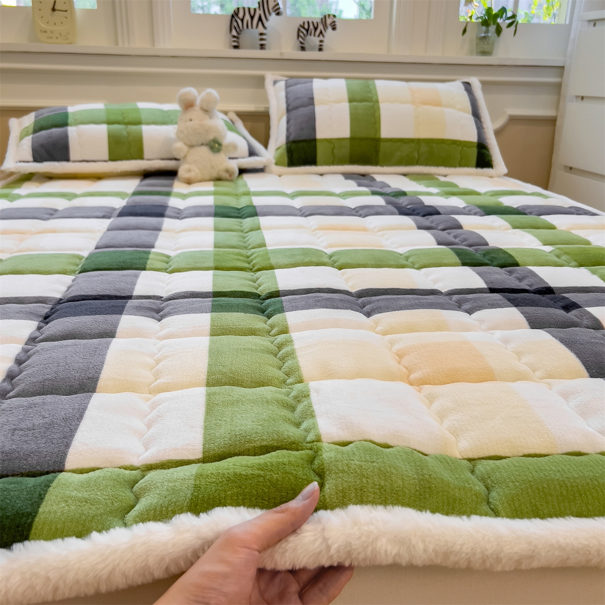 91家纺网 家纺一手货源 找家纺 迪梦思家纺 2025新款A类牛奶绒无印风格子床褥床护垫学生床垫--大床图 平铺款-森系格