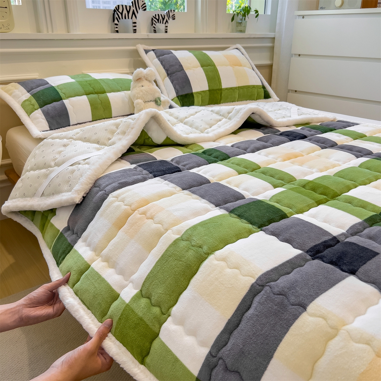 91家纺网 家纺一手货源 找家纺 迪梦思家纺 2025新款A类牛奶绒无印风格子床褥床护垫学生床垫--大床图 平铺款-森系格