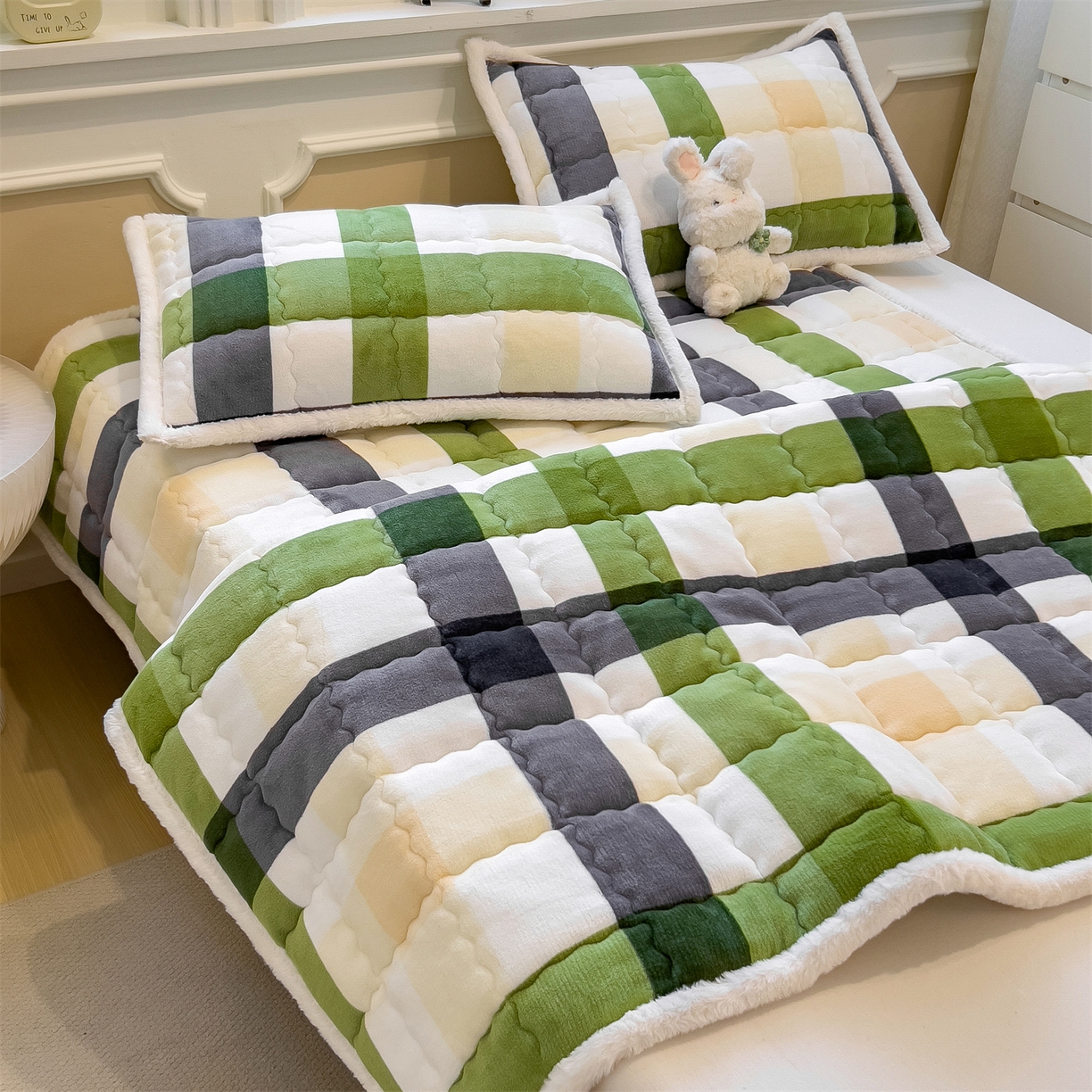 91家纺网 家纺一手货源 找家纺 迪梦思家纺 2025新款A类牛奶绒无印风格子床褥床护垫学生床垫--大床图 平铺款-森系格