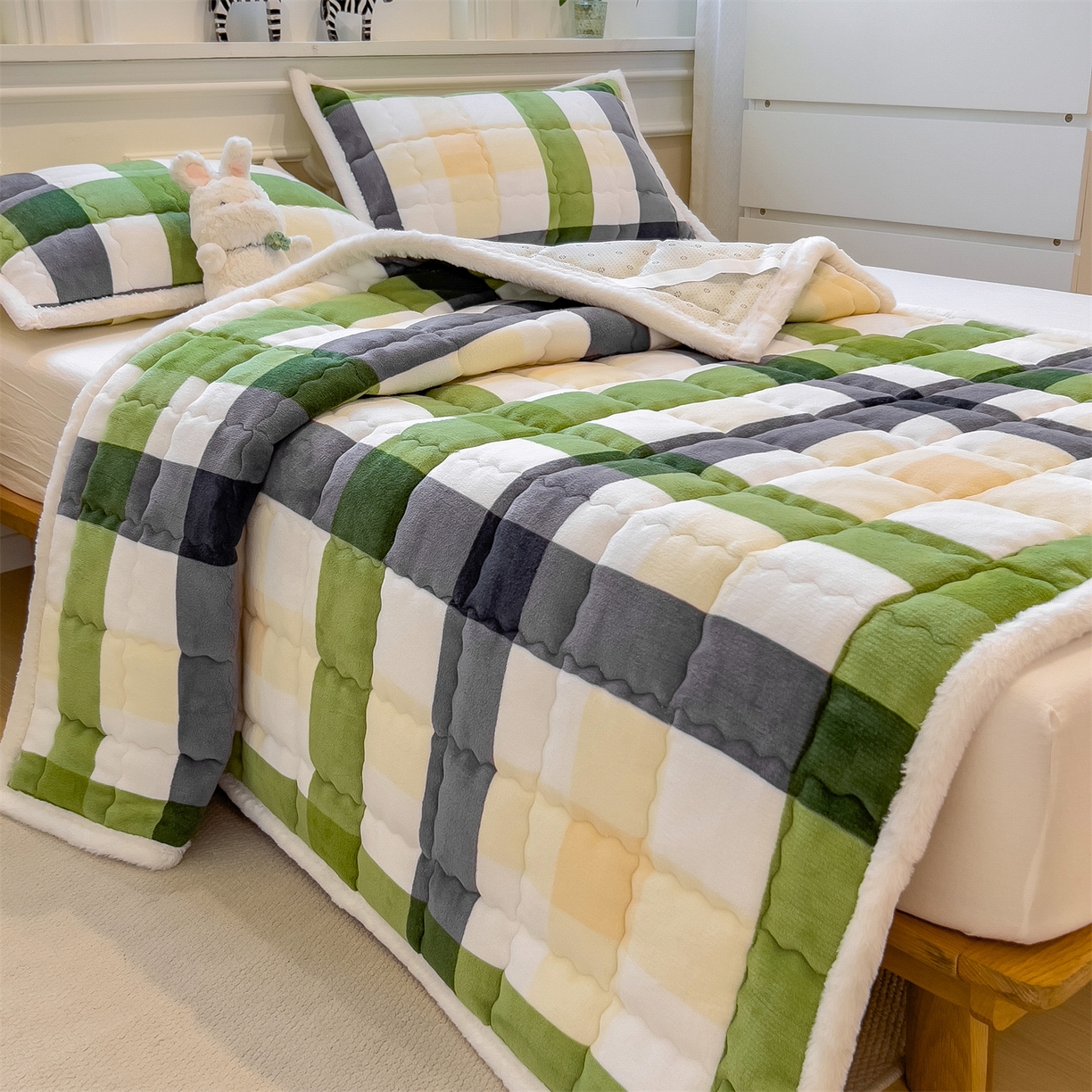 91家纺网 家纺一手货源 找家纺 迪梦思家纺 2025新款A类牛奶绒无印风格子床褥床护垫学生床垫--大床图 平铺款-森系格