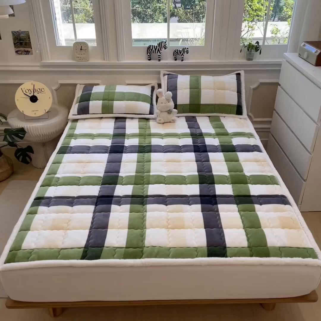 91家纺网 家纺一手货源 找家纺 迪梦思家纺 2025新款A类牛奶绒无印风格子床褥床护垫学生床垫--大床图 平铺款-森系格