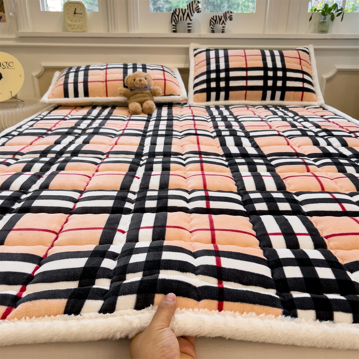 91家纺网 家纺一手货源 找家纺 迪梦思家纺 2025新款A类牛奶绒无印风格子床褥床护垫学生床垫--大床图 平铺款-英伦格