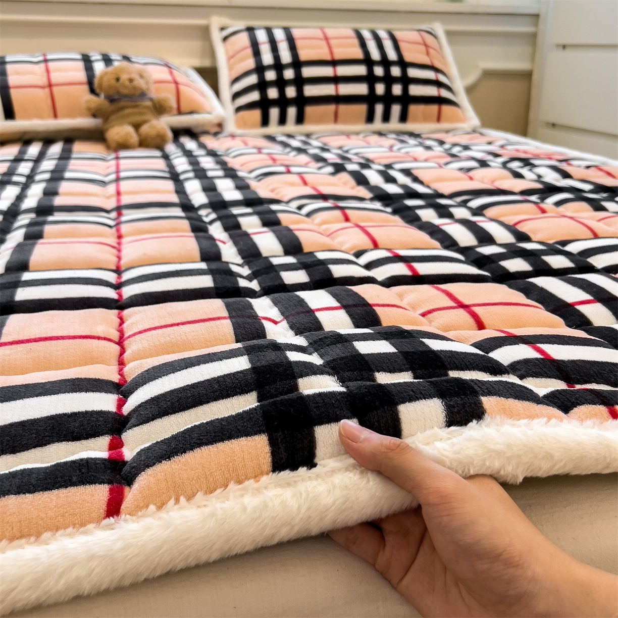 91家纺网 家纺一手货源 找家纺 迪梦思家纺 2025新款A类牛奶绒无印风格子床褥床护垫学生床垫--大床图 平铺款-英伦格