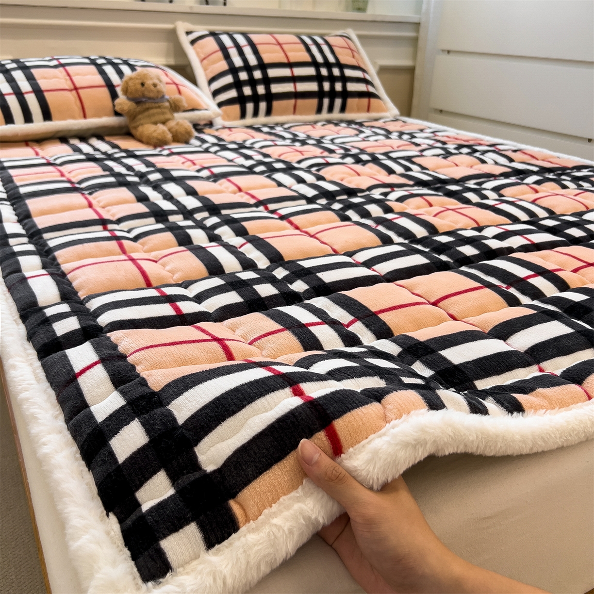 91家纺网 家纺一手货源 找家纺 迪梦思家纺 2025新款A类牛奶绒无印风格子床褥床护垫学生床垫--大床图 平铺款-英伦格