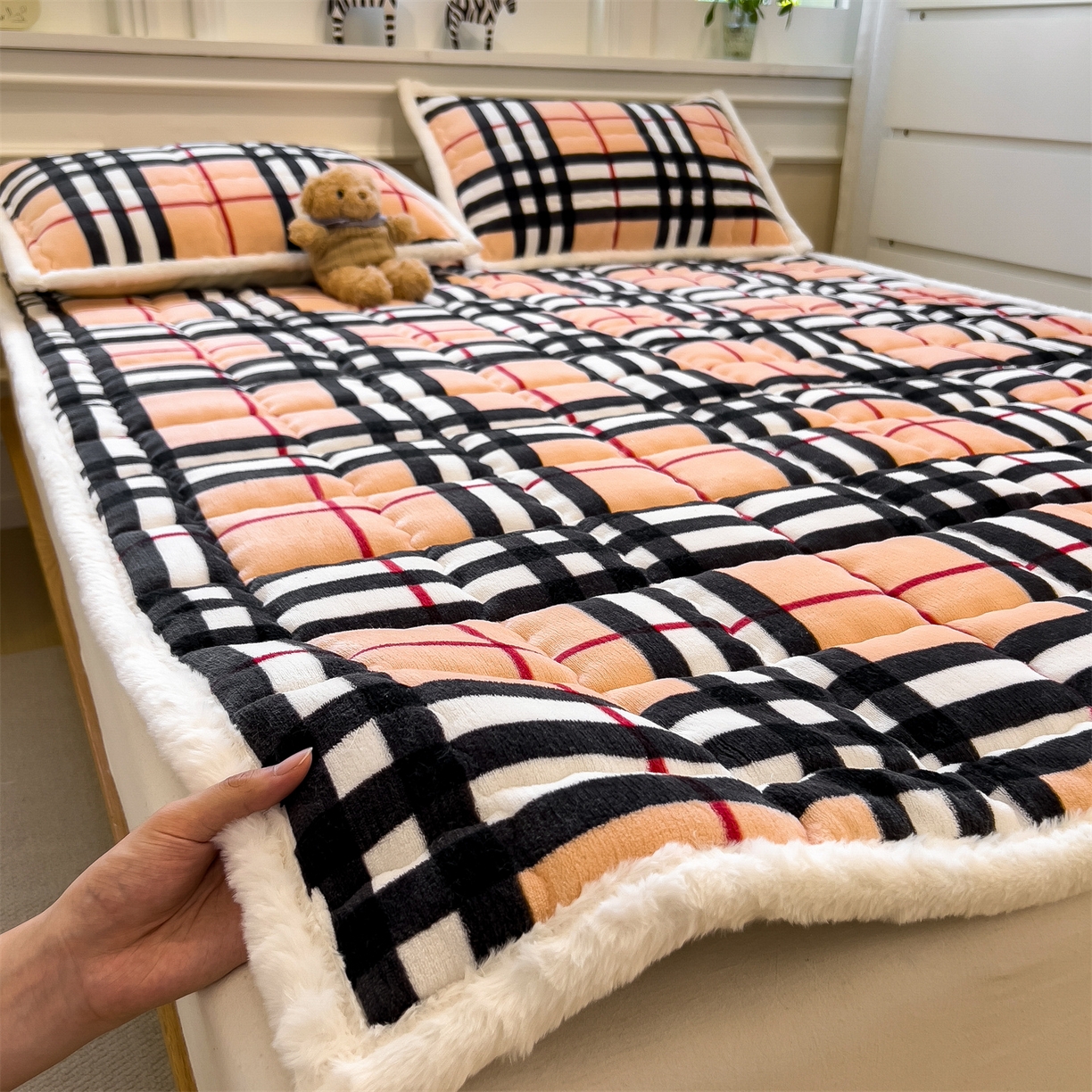 91家纺网 家纺一手货源 找家纺 迪梦思家纺 2025新款A类牛奶绒无印风格子床褥床护垫学生床垫--大床图 平铺款-英伦格