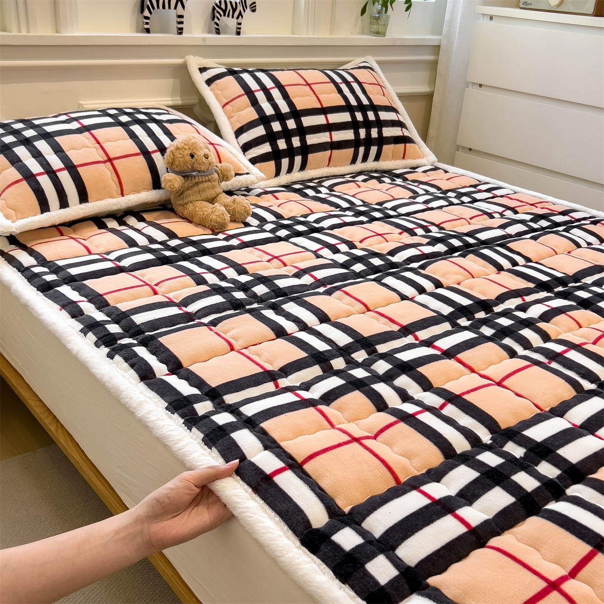 91家纺网 家纺一手货源 找家纺 迪梦思家纺 2025新款A类牛奶绒无印风格子床褥床护垫学生床垫--大床图 平铺款-英伦格