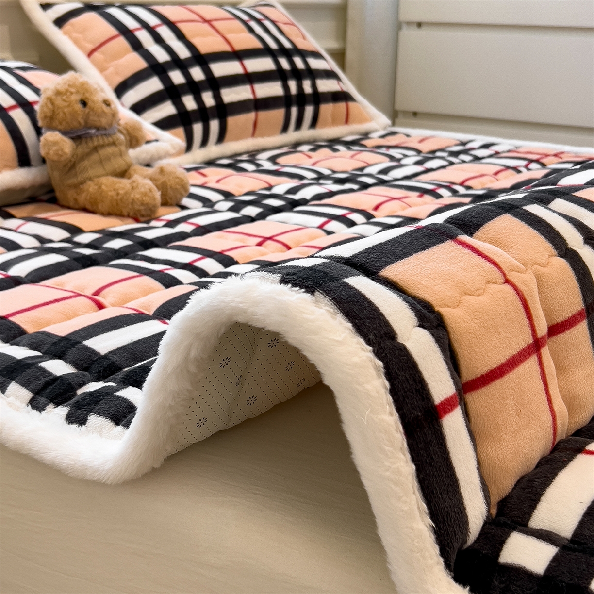 91家纺网 家纺一手货源 找家纺 迪梦思家纺 2025新款A类牛奶绒无印风格子床褥床护垫学生床垫--大床图 平铺款-英伦格