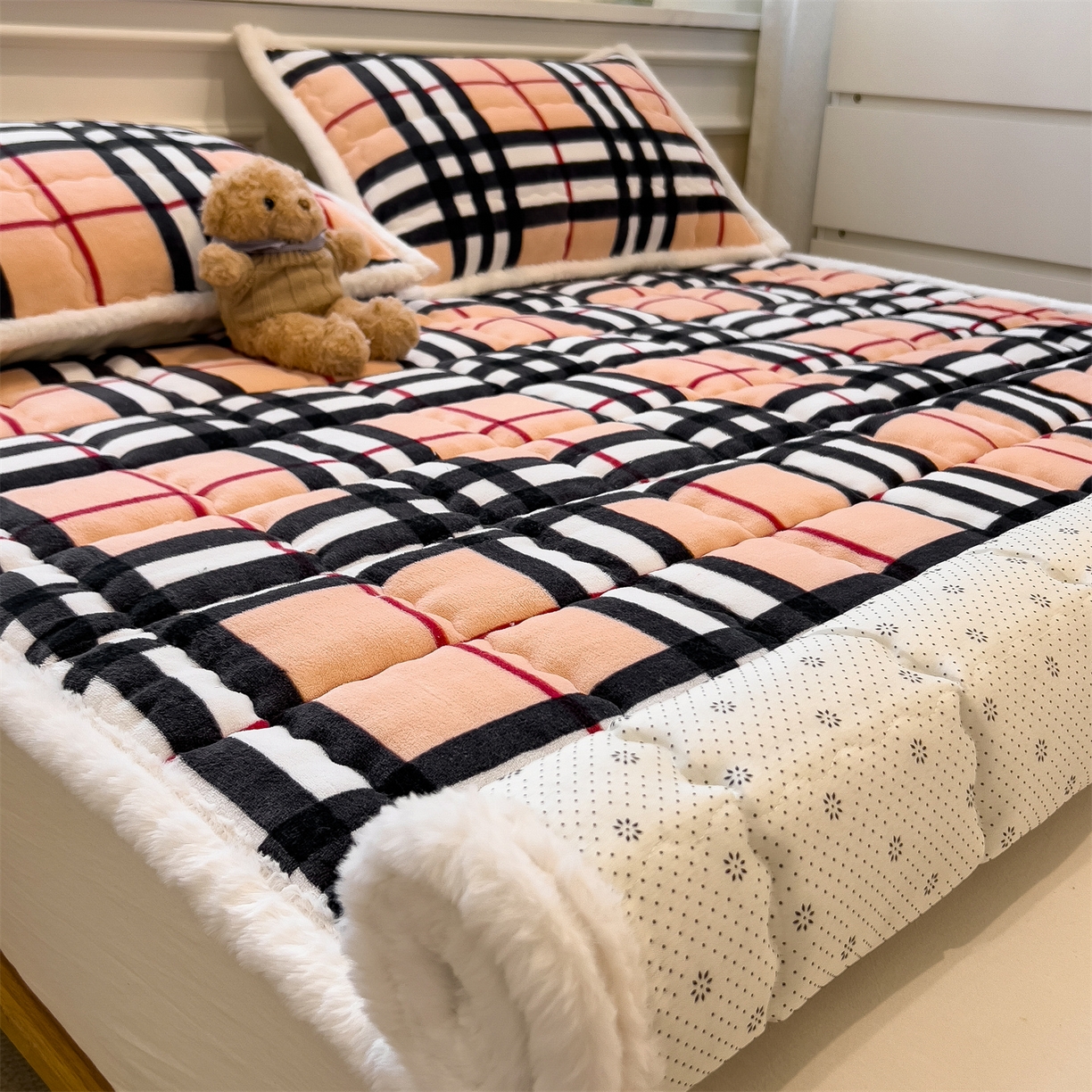 91家纺网 家纺一手货源 找家纺 迪梦思家纺 2025新款A类牛奶绒无印风格子床褥床护垫学生床垫--大床图 平铺款-英伦格