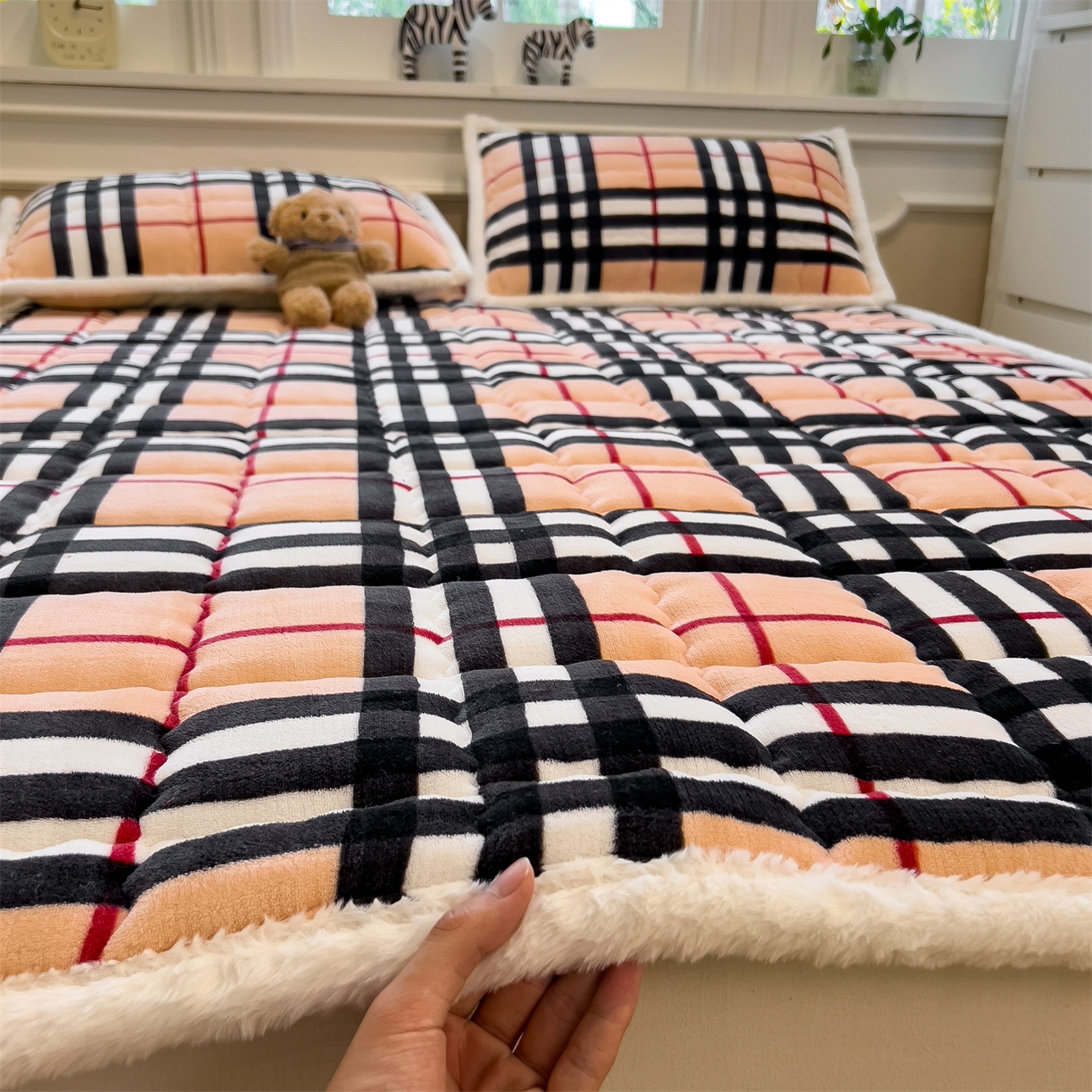 91家纺网 家纺一手货源 找家纺 迪梦思家纺 2025新款A类牛奶绒无印风格子床褥床护垫学生床垫--大床图 平铺款-英伦格