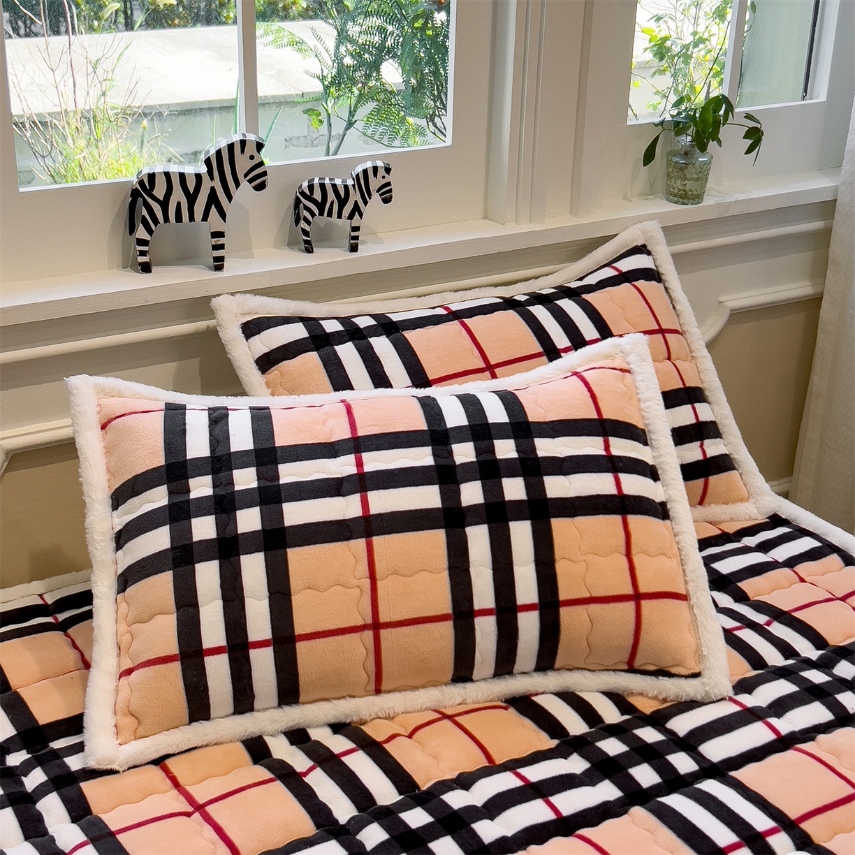 91家纺网 家纺一手货源 找家纺 迪梦思家纺 2025新款A类牛奶绒无印风格子床褥床护垫学生床垫--大床图 平铺款-英伦格