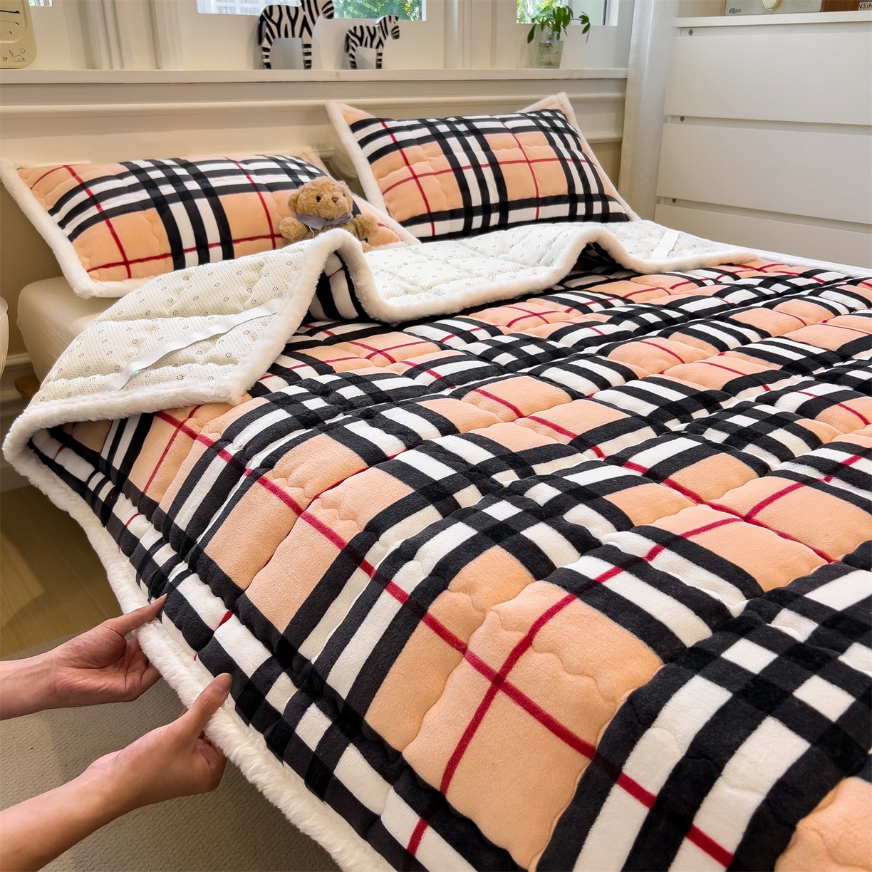 91家纺网 家纺一手货源 找家纺 迪梦思家纺 2025新款A类牛奶绒无印风格子床褥床护垫学生床垫--大床图 平铺款-英伦格