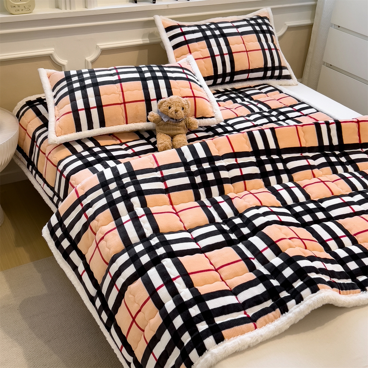 91家纺网 家纺一手货源 找家纺 迪梦思家纺 2025新款A类牛奶绒无印风格子床褥床护垫学生床垫--大床图 平铺款-英伦格