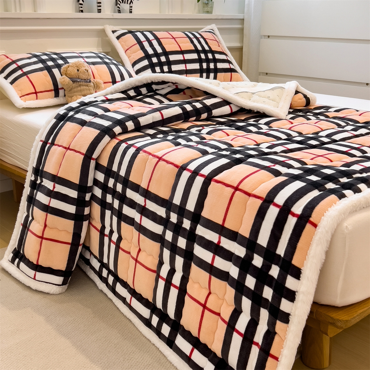 91家纺网 家纺一手货源 找家纺 迪梦思家纺 2025新款A类牛奶绒无印风格子床褥床护垫学生床垫--大床图 平铺款-英伦格