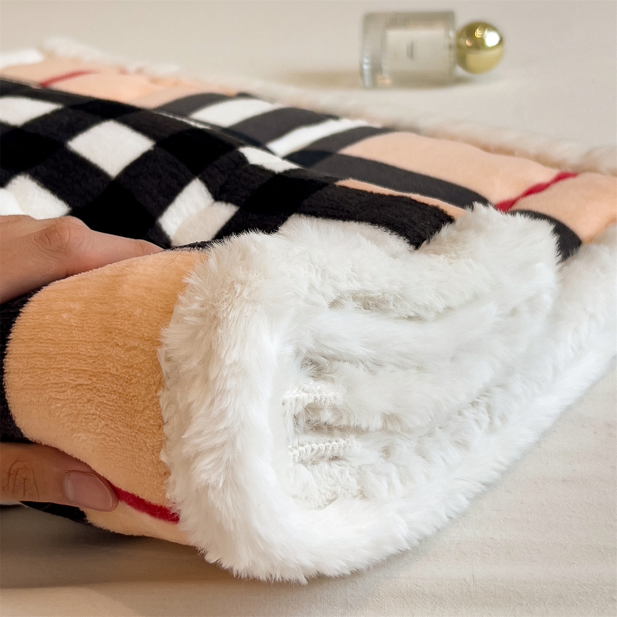 91家纺网 家纺一手货源 找家纺 迪梦思家纺 2025新款A类牛奶绒无印风格子床褥床护垫学生床垫--大床图 平铺款-英伦格