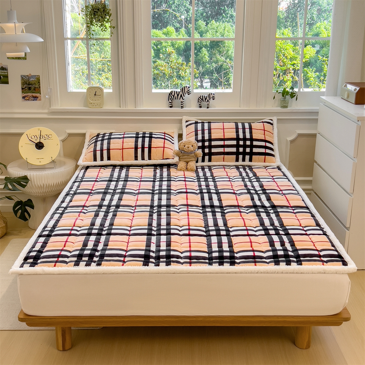 91家纺网 家纺一手货源 找家纺 迪梦思家纺 2025新款A类牛奶绒无印风格子床褥床护垫学生床垫--大床图 平铺款-英伦格