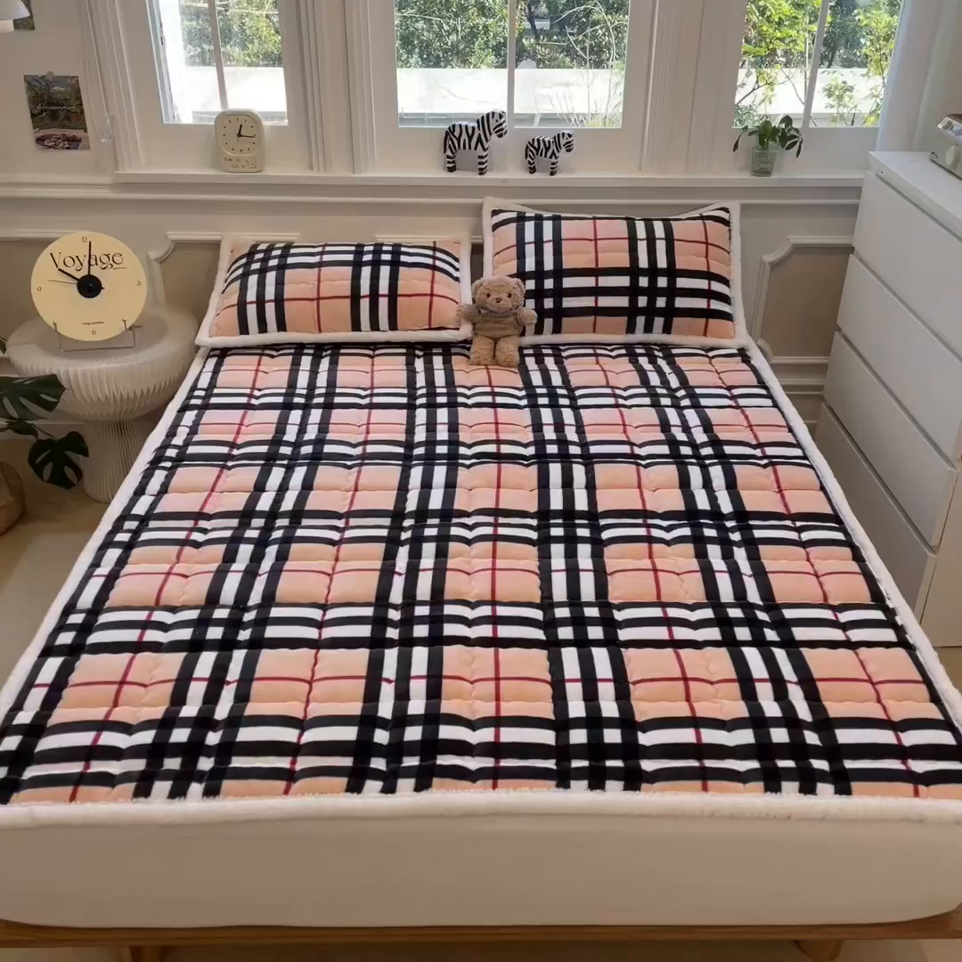 91家纺网 家纺一手货源 找家纺 迪梦思家纺 2025新款A类牛奶绒无印风格子床褥床护垫学生床垫--大床图 平铺款-英伦格
