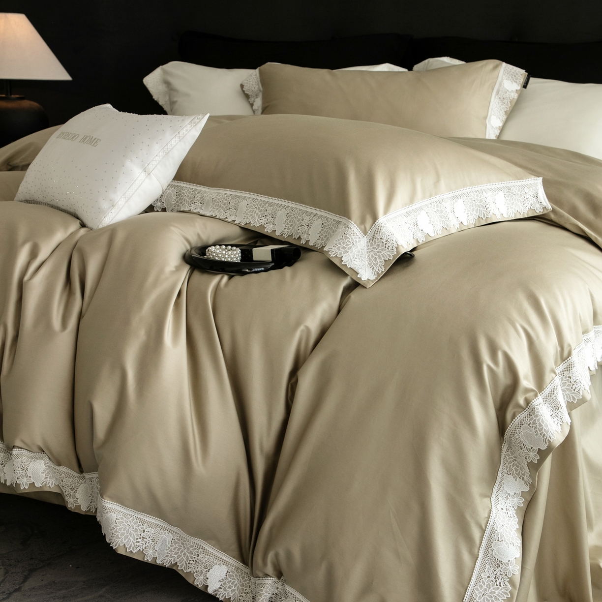 91家纺网 家纺一手货源 找家纺 馨蕊家居2025新款秋冬原创设计师轻奢风100支高定系列四件套-棉米朵 棉米朵-灰湖绿