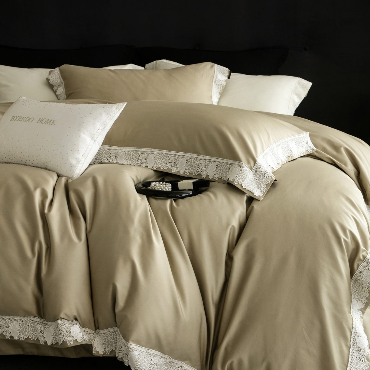 91家纺网 家纺一手货源 找家纺 馨蕊家居2025新款秋冬原创设计师轻奢风100支高定系列四件套-棉米朵 棉米朵-灰湖绿