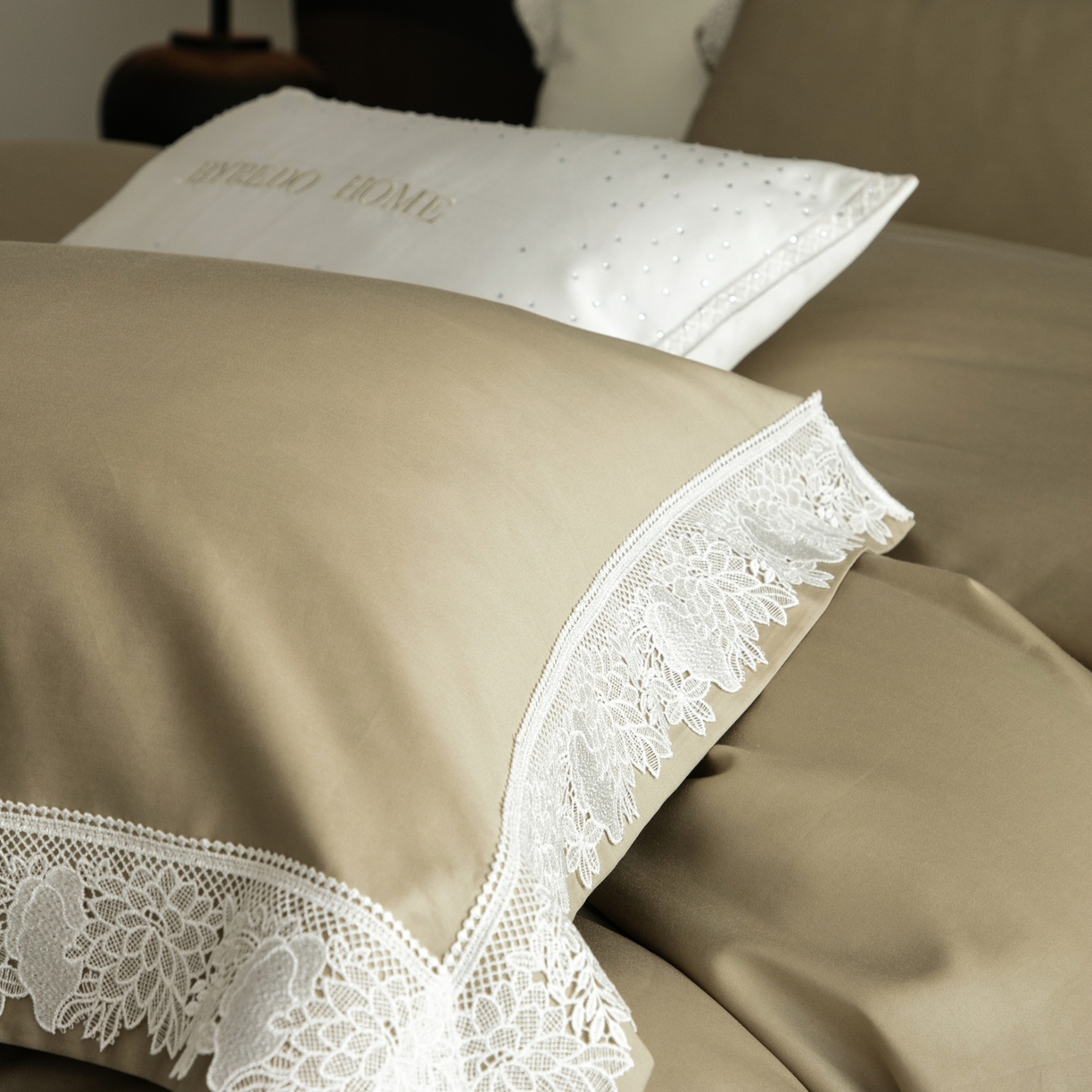 91家纺网 家纺一手货源 找家纺 馨蕊家居2025新款秋冬原创设计师轻奢风100支高定系列四件套-棉米朵 棉米朵-灰湖绿