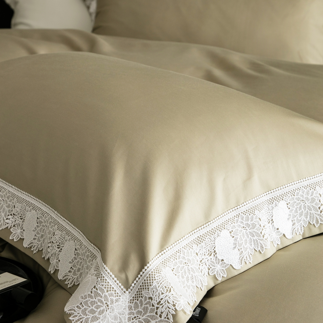 91家纺网 家纺一手货源 找家纺 馨蕊家居2025新款秋冬原创设计师轻奢风100支高定系列四件套-棉米朵 棉米朵-灰湖绿