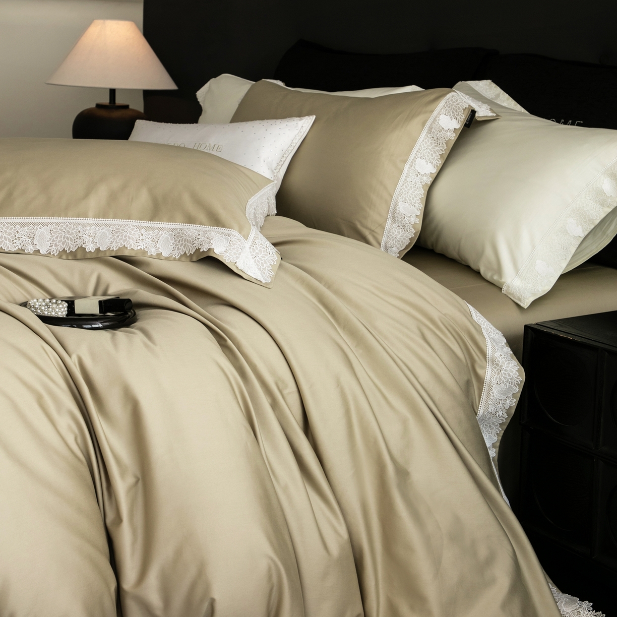 91家纺网 家纺一手货源 找家纺 馨蕊家居2025新款秋冬原创设计师轻奢风100支高定系列四件套-棉米朵 棉米朵-灰湖绿