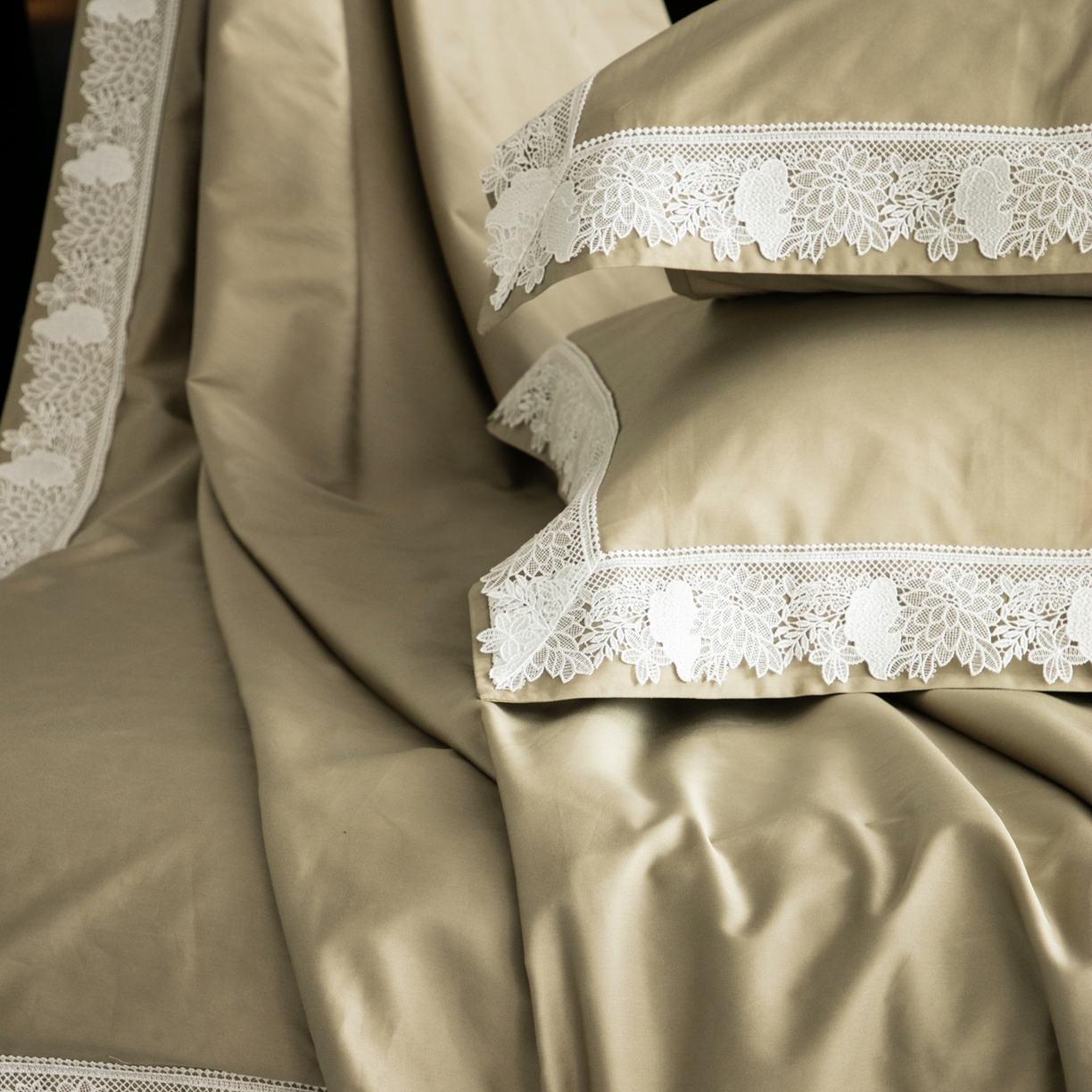 91家纺网 家纺一手货源 找家纺 馨蕊家居2025新款秋冬原创设计师轻奢风100支高定系列四件套-棉米朵 棉米朵-灰湖绿