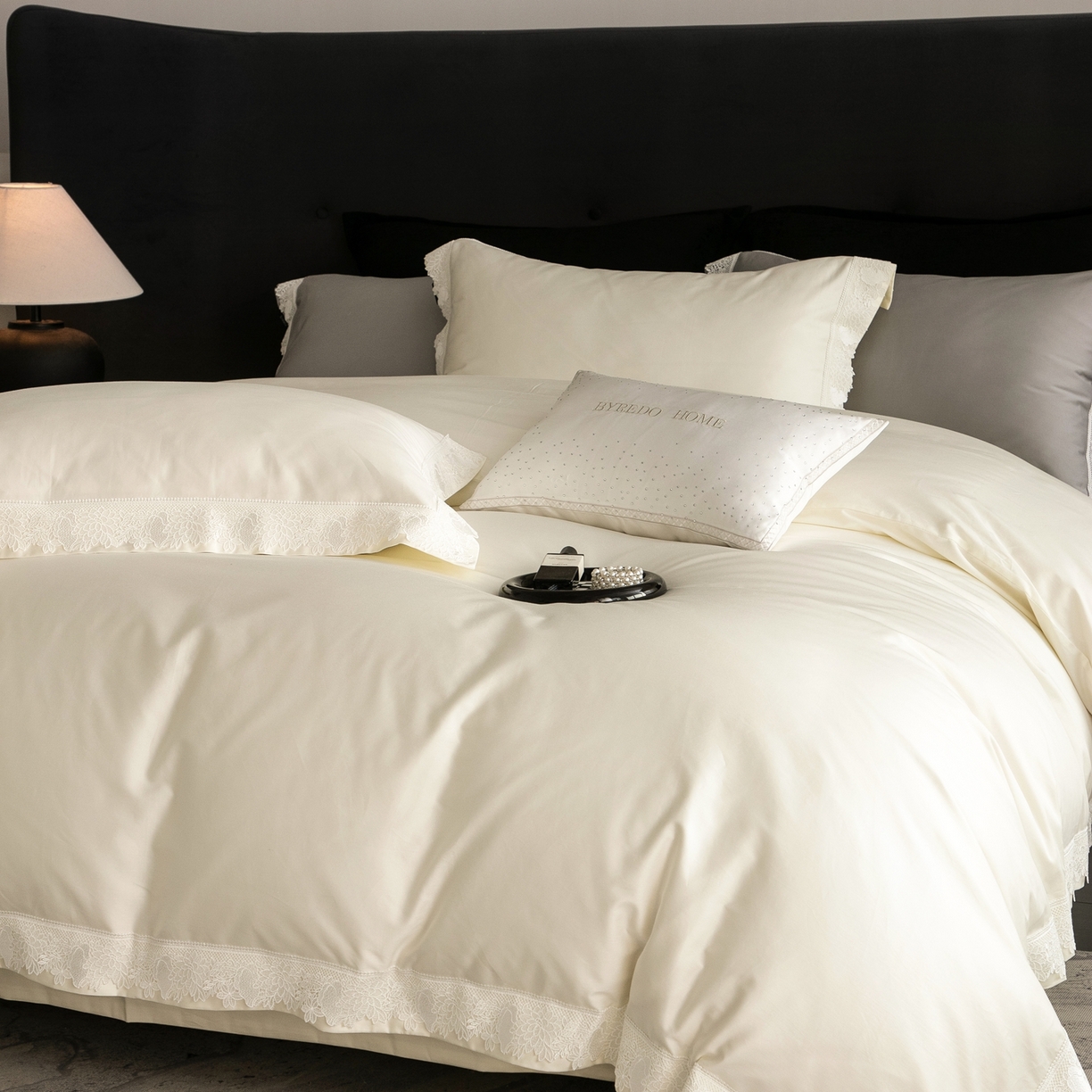 91家纺网 家纺一手货源 找家纺 馨蕊家居2025新款秋冬原创设计师轻奢风100支高定系列四件套-棉米朵 棉米朵-月光白